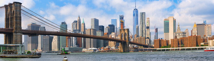 Hang Brooklyn Bridge op over Lower Manhattan en Brooklyn. New York, VS.
