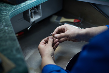 Obraz premium Industrial manufacture of the gold ring.Make jewelry at the factory