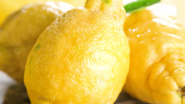 Frische Bio Zitronen (video)