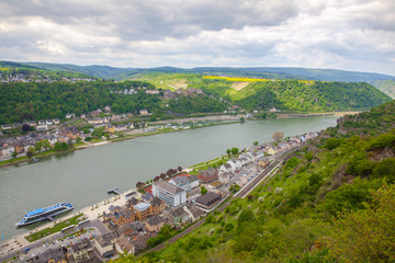 Fototapeta premium Sankt Goarshausen and St. Goar in the Rhine Valley Germany