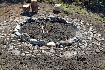 backyard fire pit, do it your self design with a rock circle and natural rock pavers