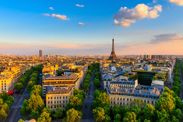 Naklejka premium Linia horyzontu Paryż z wieżą eifla w Paryż, Francja. Panoramiczny widok na zachód słońca w Paryżu