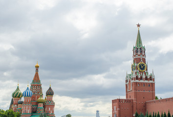 Fototapeta premium Spasskaya Tower and Cathedral of Saint Basil