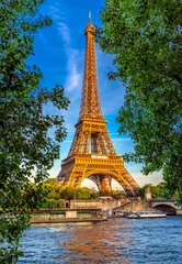 Gordijnen Parijs Eiffeltoren en rivier de Seine bij zonsondergang in Parijs, Frankrijk. Eiffeltoren is een van de meest iconische bezienswaardigheden van Parijs © Ekaterina Belova