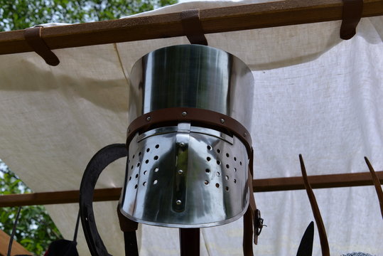 heaume m&eacute;di&eacute;val
