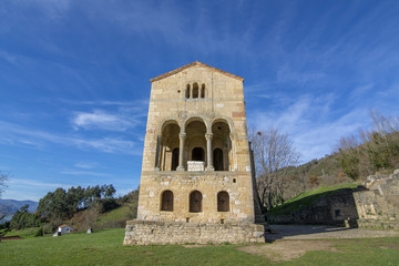 Iglesia de Santa Mar&iacute;a en el Monte Naranco es una iglesia de arquitectura asturiana cat&oacute;lica en Oviedo, norte de Espa&ntilde;a