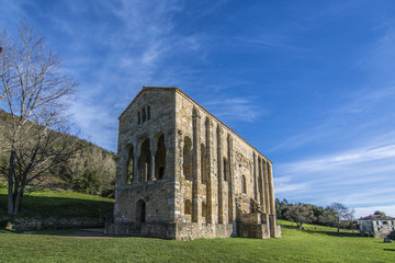 Fototapeta na wymiar Iglesia de Santa María en el Monte Naranco es una iglesia de arquitectura asturiana católica en Oviedo, norte de España