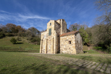 Iglesia de San Miguel o San Miguel de Lillo es una iglesia católica romana en el monte Naranco, cerca de Santa Maria del Naranco en Oviedo, España
