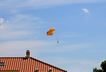 Fototapeta na wymiar water parachute above the roof of the house