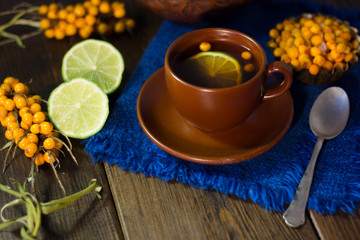 Obraz na płótnie Canvas Sea buckthorn tea with lime, ready to drink.