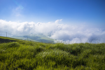 Prato con cielo nuvoloso in montagna