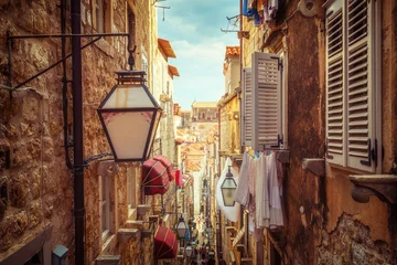Fotobehang Smal steegje Beroemd smal steegje van de oude stad van Dubrovnik, Kroatië