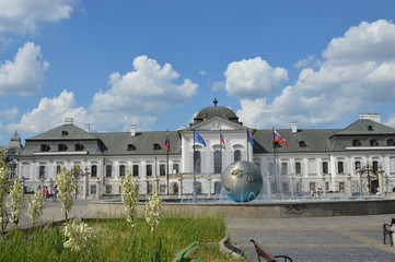 Bursztynowym szlakiem Słowackim -Bratysława pałac prezydencki - obrazy, fototapety, plakaty
