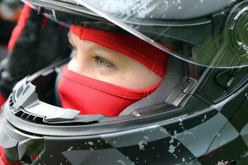 Rennfahrerin mit Helm und Sturmhaube