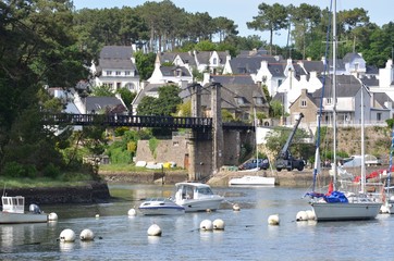 Port du Bono avec son vieux pont suspendu. Golf du Morbihan, Bretagne, France
