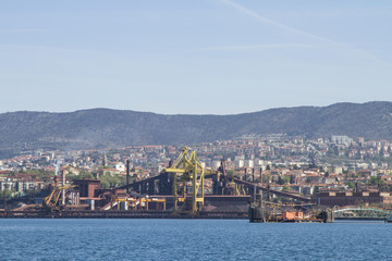 Fototapeta premium Hafenanlagen in Triest