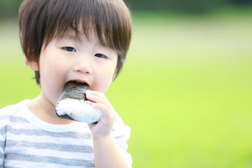 おにぎりを食べる男の子