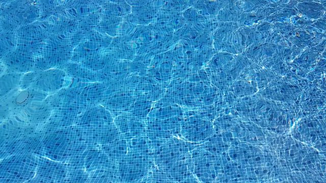Agua piscina en movimiento