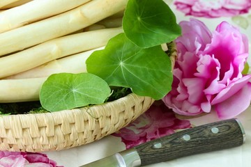 Spargel im Korb Blüten Blätter