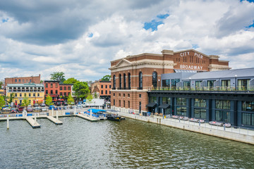 A view of the waterfront in Fells Point, Baltimore, Maryland - obrazy, fototapety, plakaty