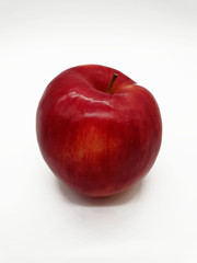 Roter Apfel freigestellt auf weißem Hintergrund