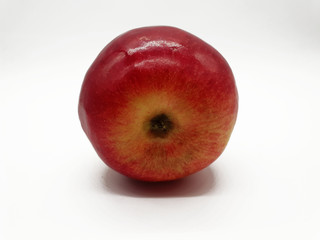 Roter Apfel freigestellt auf weißem Hintergrund