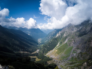 Paesaggio alpino italiano con vallata