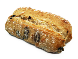 Weißbrot mit Oliven freigestellt auf weißem Hintergrund