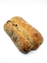 Weißbrot mit Oliven freigestellt auf weißem Hintergrund