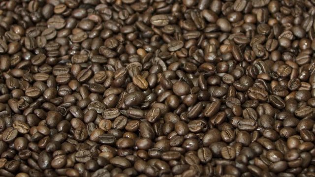 fallende Kaffeebohnen - 120 fps slowmotion - viele Bohnen