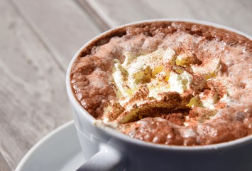 Tasse Kakao mit Schlagsahne auf einem Bistrotisch