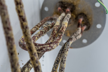 Defekte Heizung eines Elektro Boilers mit viel Kalk