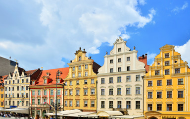 Fototapeta na wymiar Kolorowe kamienice na wrocławskim rynku.