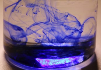 Tinte im Wasserglas