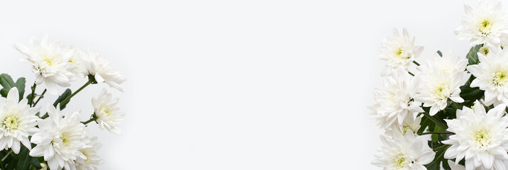 Hintergrund mit weißen Blumen