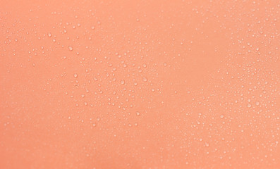 капли воды на пастельного цвета фоне фоамирана