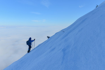 Fototapeta na wymiar winter walk and wonderful fog views