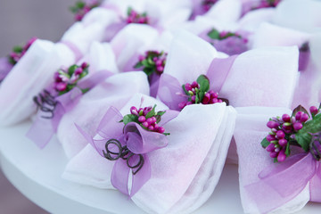 belli ed eleganti bomboniere da sposi color lilla 
