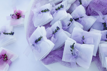 gruppo di bomboniere color lilla sopra un piatto bianco