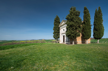 Naklejka premium Small chapel in tuscan countryside