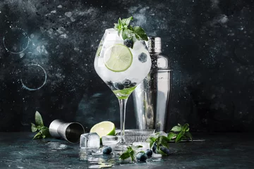 Fototapete Cocktail Sommer-alkoholischer Cocktail Blaubeermojito mit Rum, Minze, Limette und Eis, Barwerkzeuge, grauer Hintergrund, selektiver Fokus