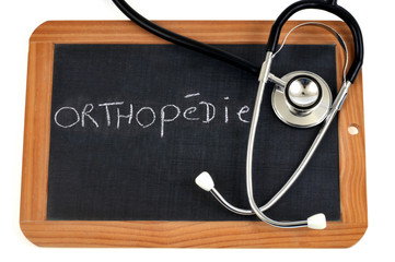 Fototapeta na wymiar Orthopédie écrit sur une ardoise sur laquelle est posé un stéthoscope