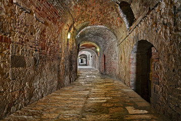 Colle di Val d'Elsa, Siena, Tuscany, Italy: the medieval alley Via delle Volte