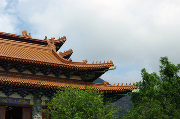 Fototapeta na wymiar Toit d'un temple bouddhique chinois
