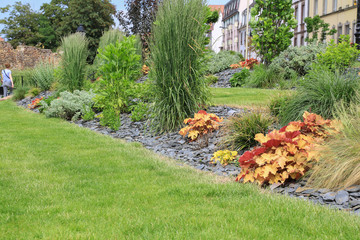 Moderner Garten und Landschaftsbau: Dekorative Gartenanlage im Zentrum von Colmar, Elsass
