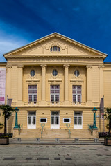 Obraz premium BADEN, AUSTRIA. The Baden City Theater on Theaterplatz square.