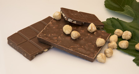 Chocolate con leche mezclado con avellanas