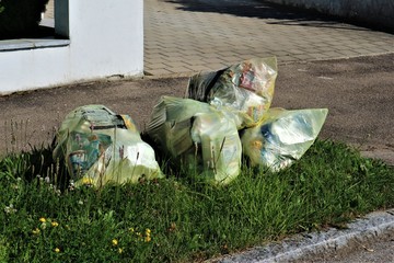 Gelbe Säcke am Straßenrand