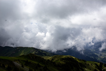 Wolken aufstieg in den Alpen 
