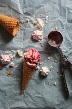 Lody jogurtowe z malinami